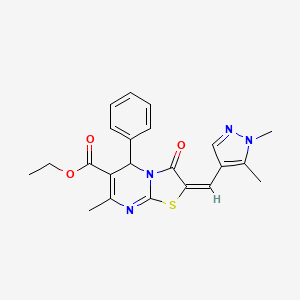 molecular formula C22H22N4O3S B2433805 (E)-ethyl 2-((1,5-dimethyl-1H-pyrazol-4-yl)methylene)-7-methyl-3-oxo-5-phenyl-3,5-dihydro-2H-thiazolo[3,2-a]pyrimidine-6-carboxylate CAS No. 1005575-30-3