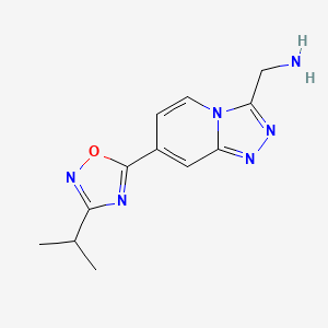 molecular formula C12H14N6O B2433845 {[7-(3-Isopropyl-1,2,4-oxadiazol-5-yl)[1,2,4]triazolo[4,3-a]pyridin-3-yl]methyl}amine CAS No. 2109414-92-6
