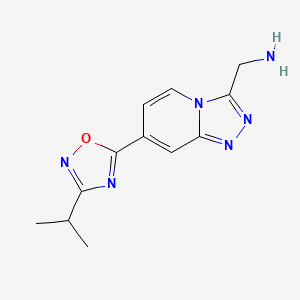 molecular formula C12H14N6O B2433845 {[7-(3-イソプロピル-1,2,4-オキサジアゾール-5-イル)[1,2,4]トリアゾロ[4,3-a]ピリジン-3-イル]メチル}アミン CAS No. 2109414-92-6