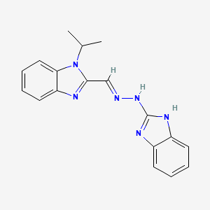 molecular formula C18H18N6 B2434866 (E)-2-((2-(1H-苯并[d]咪唑-2-基)腙)甲基)-1-异丙基-1H-苯并[d]咪唑 CAS No. 612049-35-1
