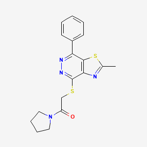 molecular formula C18H18N4OS2 B2434975 2-((2-甲基-7-苯基噻唑并[4,5-d]哒嗪-4-基)硫代)-1-(吡咯烷-1-基)乙酮 CAS No. 946255-46-5