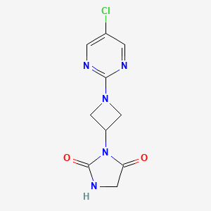 molecular formula C10H10ClN5O2 B2435785 3-[1-(5-Chloropyrimidin-2-yl)azetidin-3-yl]imidazolidine-2,4-dione CAS No. 2380077-57-4