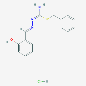 molecular formula C15H16ClN3OS B2435851 2-[(1E)-{[(Z)-[氨基(苄硫基)亚甲基]氨基]亚氨基}甲基]苯酚盐酸盐 CAS No. 1274948-10-5