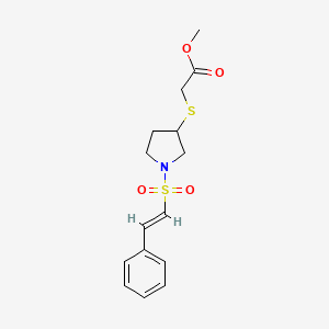 molecular formula C15H19NO4S2 B2438187 (E)-甲基2-((1-(苯乙烯磺酰基)吡咯烷-3-基)硫代)乙酸 CAS No. 1799268-37-3