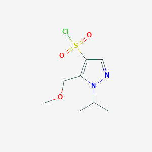 molecular formula C8H13ClN2O3S B2439451 1-isopropyl-5-(methoxymethyl)-1H-pyrazole-4-sulfonyl chloride CAS No. 1855941-20-6
