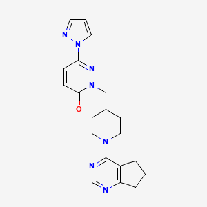 2-[(1-{5H,6H,7H-cyclopenta[d]pyrimidin-4-yl}piperidin-4-yl)methyl]-6-(1H-pyrazol-1-yl)-2,3-dihydropyridazin-3-one
