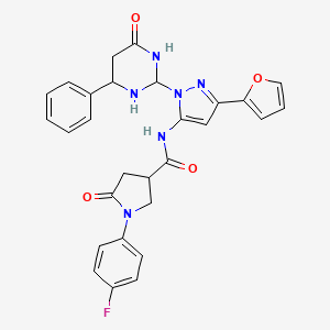 molecular formula C28H21FN6O4 B2441186 1-(4-fluorophenyl)-N-[5-(furan-2-yl)-2-(4-oxo-6-phenyl-1,3-diazinan-2-yl)pyrazol-3-yl]-5-oxopyrrolidine-3-carboxamide CAS No. 1211626-04-8