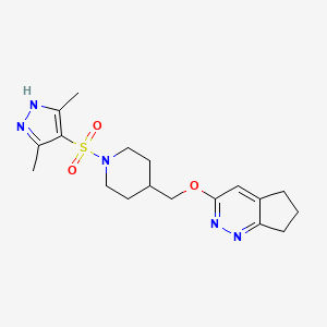 molecular formula C18H25N5O3S B2441505 3-[[1-[(3,5-Dimethyl-1H-pyrazol-4-yl)sulfonyl]piperidin-4-yl]methoxy]-6,7-dihydro-5H-cyclopenta[c]pyridazine CAS No. 2307988-09-4