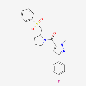 molecular formula C22H22FN3O3S B2441626 (3-(4-fluorophenyl)-1-methyl-1H-pyrazol-5-yl)(2-((phenylsulfonyl)methyl)pyrrolidin-1-yl)methanone CAS No. 1448133-04-7