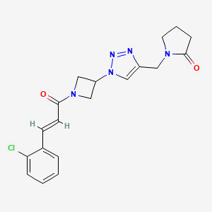 molecular formula C19H20ClN5O2 B2442329 (E)-1-((1-(1-(3-(2-chlorophenyl)acryloyl)azetidin-3-yl)-1H-1,2,3-triazol-4-yl)methyl)pyrrolidin-2-one CAS No. 2035018-70-1
