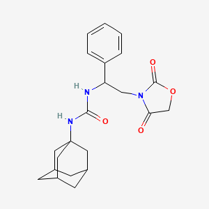 molecular formula C22H27N3O4 B2442426 1-((3s,5s,7s)-金刚烷-1-基)-3-(2-(2,4-二氧代恶唑烷-3-基)-1-苯乙基)脲 CAS No. 2034271-47-9