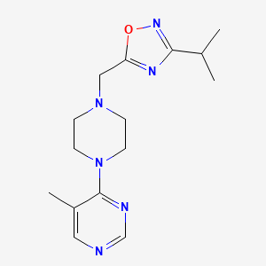 molecular formula C15H22N6O B2442596 5-[[4-(5-Methylpyrimidin-4-yl)piperazin-1-yl]methyl]-3-propan-2-yl-1,2,4-oxadiazole CAS No. 2380077-73-4