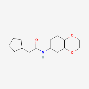 molecular formula C15H25NO3 B2443018 2-环戊基-N-(八氢苯并[b][1,4]二氧杂环-6-基)乙酰胺 CAS No. 1902937-17-0