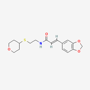 molecular formula C17H21NO4S B2443548 (E)-3-(苯并[d][1,3]二氧杂环-5-基)-N-(2-((四氢-2H-吡喃-4-基)硫)乙基)丙烯酰胺 CAS No. 2035022-10-5