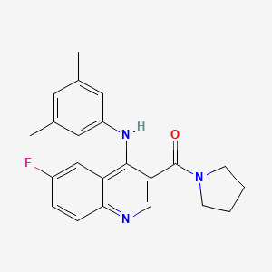 molecular formula C22H22FN3O B2443732 (4-((3,5-ジメチルフェニル)アミノ)-6-フルオロキノリン-3-イル)(ピロリジン-1-イル)メタノン CAS No. 1357783-16-4