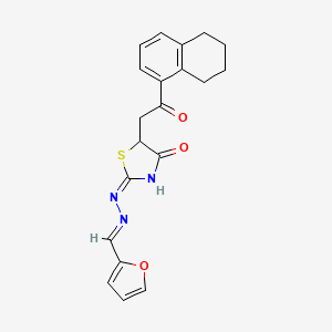 molecular formula C20H19N3O3S B2445219 (E)-2-((E)-(furan-2-ylmethylene)hydrazono)-5-(2-oxo-2-(5,6,7,8-tetrahydronaphthalen-1-yl)ethyl)thiazolidin-4-one CAS No. 868152-82-3