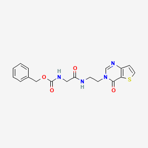 molecular formula C18H18N4O4S B2446174 苯甲酸（2-氧代-2-（（2-（4-氧代噻吩并[3,2-d]嘧啶-3（4H）-基）乙基）氨基）乙基）氨基甲酸酯 CAS No. 2034529-93-4