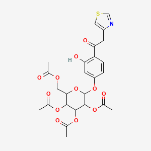 [3,4,5-Triacetyloxy-6-[3-hydroxy-4-[2-(1,3-thiazol-4-yl)acetyl]phenoxy]oxan-2-yl]methyl acetate