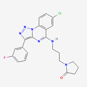 molecular formula C22H20ClFN6O B2449029 1-(3-{[7-Chloro-3-(3-fluorophenyl)[1,2,3]triazolo[1,5-a]quinazolin-5-yl]amino}propyl)pyrrolidin-2-one CAS No. 931684-45-6