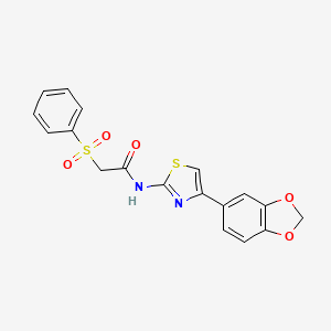 molecular formula C18H14N2O5S2 B2449456 N-(4-(ベンゾ[d][1,3]ジオキソール-5-イル)チアゾール-2-イル)-2-(フェニルスルホニル)アセトアミド CAS No. 895457-90-6