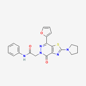 molecular formula C21H19N5O3S B2449781 2-(7-(furan-2-yl)-4-oxo-2-(pyrrolidin-1-yl)thiazolo[4,5-d]pyridazin-5(4H)-yl)-N-phenylacetamide CAS No. 1105206-99-2