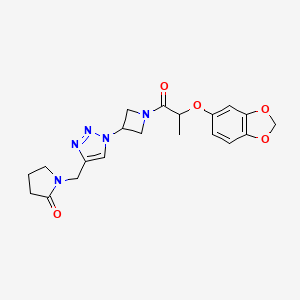 molecular formula C20H23N5O5 B2450148 1-((1-(1-(2-(苯并[d][1,3]二氧杂环-5-yloxy)丙酰)氮杂环丁-3-基)-1H-1,2,3-三唑-4-基)甲基)吡咯烷-2-酮 CAS No. 2034594-45-9