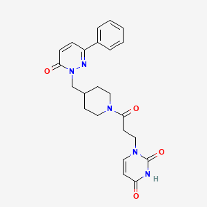 molecular formula C23H25N5O4 B2450657 1-(3-オキソ-3-{4-[(6-オキソ-3-フェニル-1,6-ジヒドロピリダジン-1-イル)メチル]ピペリジン-1-イル}プロピル)-1,2,3,4-テトラヒドロピリミジン-2,4-ジオン CAS No. 2097899-40-4