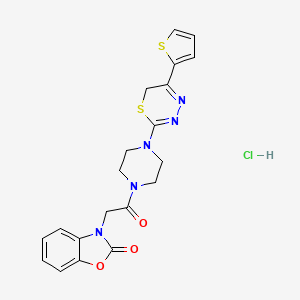 molecular formula C20H20ClN5O3S2 B2451040 3-(2-氧代-2-(4-(5-(噻吩-2-基)-6H-1,3,4-噻二嗪-2-基)哌嗪-1-基)乙基)苯并[d]恶唑-2(3H)-酮盐酸盐 CAS No. 1351643-02-1