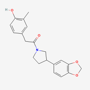 molecular formula C20H21NO4 B2451286 1-(3-(Benzo[d][1,3]dioxol-5-yl)pyrrolidin-1-yl)-2-(4-hydroxy-3-methylphenyl)ethanone CAS No. 2034475-09-5