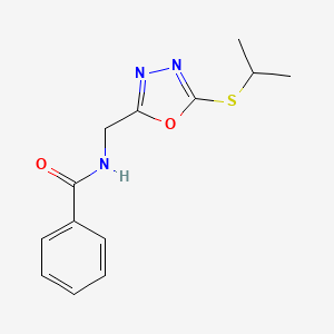 molecular formula C13H15N3O2S B2451450 N-((5-(isopropylthio)-1,3,4-oxadiazol-2-yl)methyl)benzamide CAS No. 921106-51-6