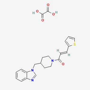 molecular formula C22H23N3O5S B2451693 (E)-1-(4-((1H-benzo[d]imidazol-1-yl)methyl)piperidin-1-yl)-3-(thiophen-2-yl)prop-2-en-1-one oxalate CAS No. 1351664-01-1