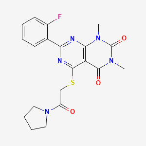 molecular formula C20H20FN5O3S B2452236 7-(2-fluorophenyl)-1,3-dimethyl-5-((2-oxo-2-(pyrrolidin-1-yl)ethyl)thio)pyrimido[4,5-d]pyrimidine-2,4(1H,3H)-dione CAS No. 872842-74-5