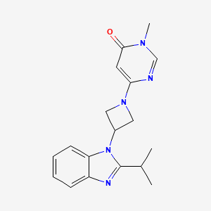 molecular formula C18H21N5O B2453639 3-Methyl-6-[3-(2-propan-2-ylbenzimidazol-1-yl)azetidin-1-yl]pyrimidin-4-one CAS No. 2415520-95-3