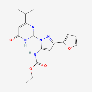 molecular formula C17H19N5O4 B2456962 乙基（3-（呋喃-2-基）-1-（4-异丙基-6-氧代-1,6-二氢嘧啶-2-基）-1H-吡唑-5-基）氨基甲酸酯 CAS No. 1207060-49-8