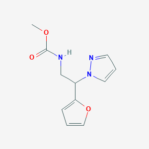 molecular formula C11H13N3O3 B2457107 甲基(2-(呋喃-2-基)-2-(1H-吡唑-1-基)乙基)氨基甲酸酯 CAS No. 2034438-05-4