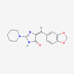 molecular formula C16H17N3O3 B2457612 5-(1,3-ベンゾジオキソール-5-イルメチレン)-2-ピペリジノ-3,5-ジヒドロ-4H-イミダゾール-4-オン CAS No. 865659-40-1