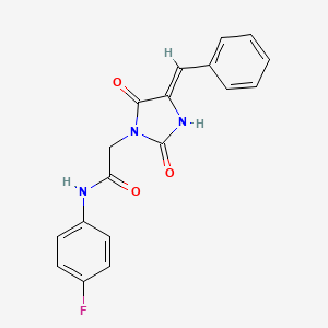 molecular formula C18H14FN3O3 B2459233 2-[(4Z)-4-benzylidene-2,5-dioxoimidazolidin-1-yl]-N-(4-fluorophenyl)acetamide CAS No. 880796-45-2