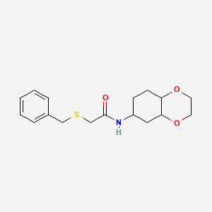molecular formula C17H23NO3S B2460486 2-(苄硫基)-N-(八氢苯并[b][1,4]二氧杂环-6-基)乙酰胺 CAS No. 1902937-50-1