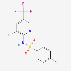 molecular formula C13H10ClF3N2O2S B2460623 N-[3-クロロ-5-(トリフルオロメチル)-2-ピリジニル]-4-メチルベンゼンスルホンアミド CAS No. 338397-27-6