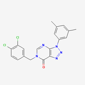 molecular formula C19H15Cl2N5O B2460896 7-オキソ-3-(3,5-ジメチルフェニル)-6-[(3,4-ジクロロフェニル)メチル]トリアゾロ[4,5-d]ピリミジン CAS No. 888425-36-3