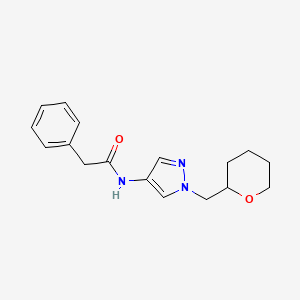 molecular formula C17H21N3O2 B2461217 2-phenyl-N-(1-((tetrahydro-2H-pyran-2-yl)methyl)-1H-pyrazol-4-yl)acetamide CAS No. 2034321-53-2