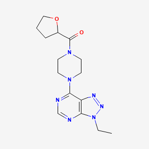 molecular formula C15H21N7O2 B2461221 (4-(3-ethyl-3H-[1,2,3]triazolo[4,5-d]pyrimidin-7-yl)piperazin-1-yl)(tetrahydrofuran-2-yl)methanone CAS No. 1058239-42-1