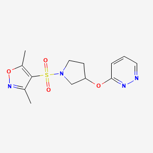 molecular formula C13H16N4O4S B2461284 3,5-Dimethyl-4-((3-(pyridazin-3-yloxy)pyrrolidin-1-yl)sulfonyl)isoxazole CAS No. 2034481-57-5