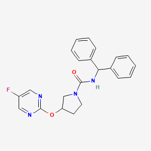 molecular formula C22H21FN4O2 B2461919 N-苯甲酰基-3-((5-氟嘧啶-2-基)氧基)吡咯烷-1-甲酰胺 CAS No. 2034296-48-3