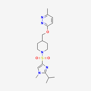 molecular formula C18H27N5O3S B2462582 3-Methyl-6-[[1-(1-methyl-2-propan-2-ylimidazol-4-yl)sulfonylpiperidin-4-yl]methoxy]pyridazine CAS No. 2319846-88-1