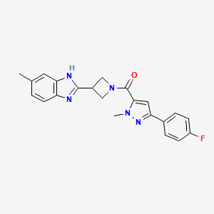 molecular formula C22H20FN5O B2464780 (3-(4-fluorophenyl)-1-methyl-1H-pyrazol-5-yl)(3-(5-methyl-1H-benzo[d]imidazol-2-yl)azetidin-1-yl)methanone CAS No. 1396886-30-8
