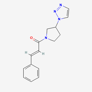 molecular formula C15H16N4O B2464886 (E)-1-(3-(1H-1,2,3-三唑-1-基)吡咯烷-1-基)-3-苯基丙-2-烯-1-酮 CAS No. 1799254-72-0