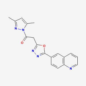molecular formula C18H15N5O2 B2464903 6-{5-[2-(3,5-dimethyl-1H-pyrazol-1-yl)-2-oxoethyl]-1,3,4-oxadiazol-2-yl}quinoline CAS No. 2108819-81-2