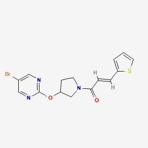 (2E)-1-{3-[(5-bromopyrimidin-2-yl)oxy]pyrrolidin-1-yl}-3-(thiophen-2-yl)prop-2-en-1-one