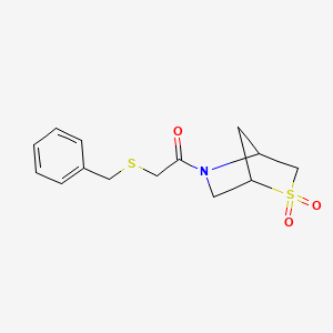 molecular formula C14H17NO3S2 B2466274 2-(ベンジルチオ)-1-(2,2-ジオキシド-2-チア-5-アザビシクロ[2.2.1]ヘプタン-5-イル)エタノン CAS No. 2034292-83-4